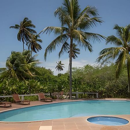 Taperapuan Beachfront Haven: Poolside Retreat with Wi-Fi Porto Seguro Exterior photo